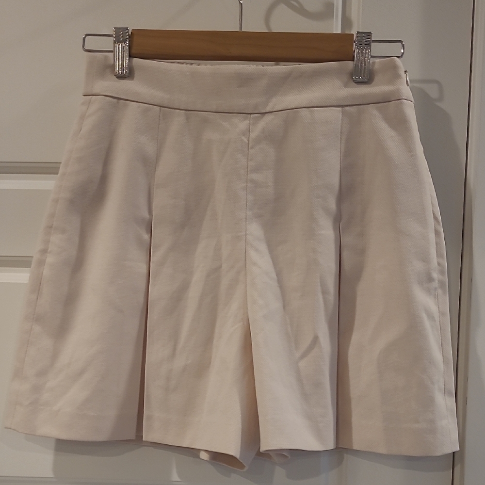 Uniqlo High Waist Dress Shorts. Size Small